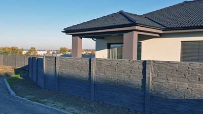 Betonový plot - grafit